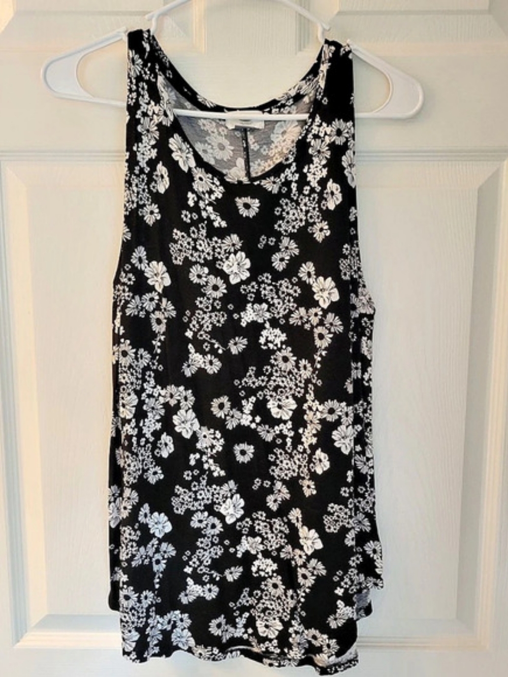 Old Navy Floral Sleeveless Top in Black & White - Large